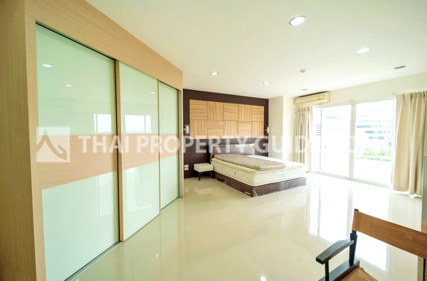 Condominium in Bangnatrad 