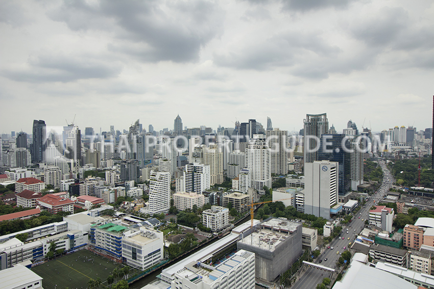 Condominium in New Petchburi 