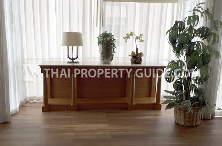 Condominium in Ploenchit 
