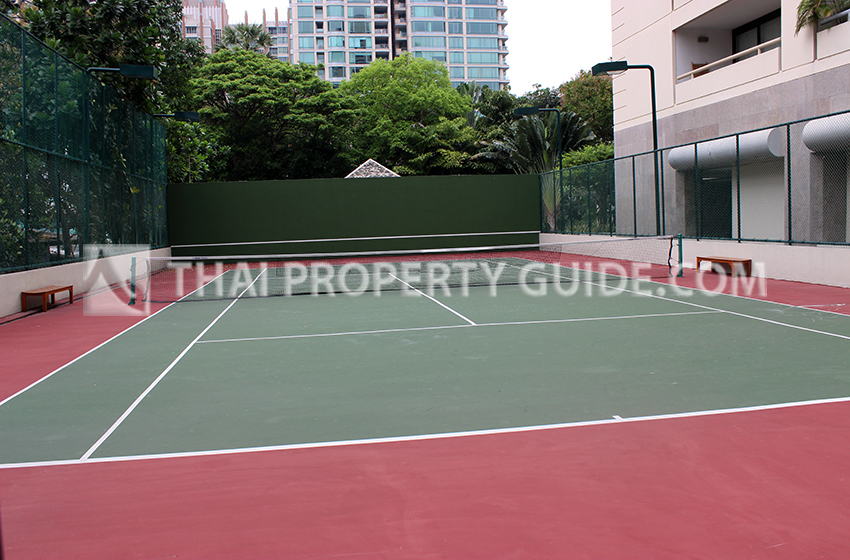 Condominium in Ploenchit 