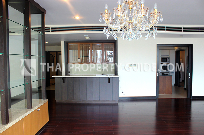 Condominium in Ploenchit 