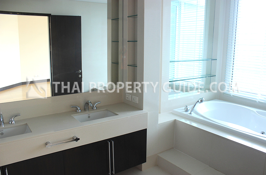 Condominium in Ploenchit 