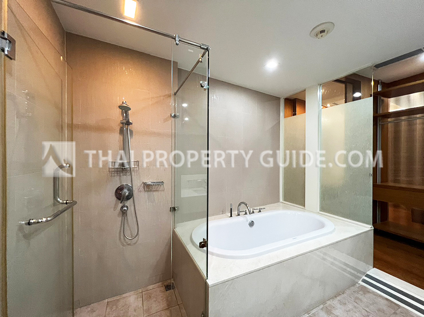 Condominium in Ploenchit 