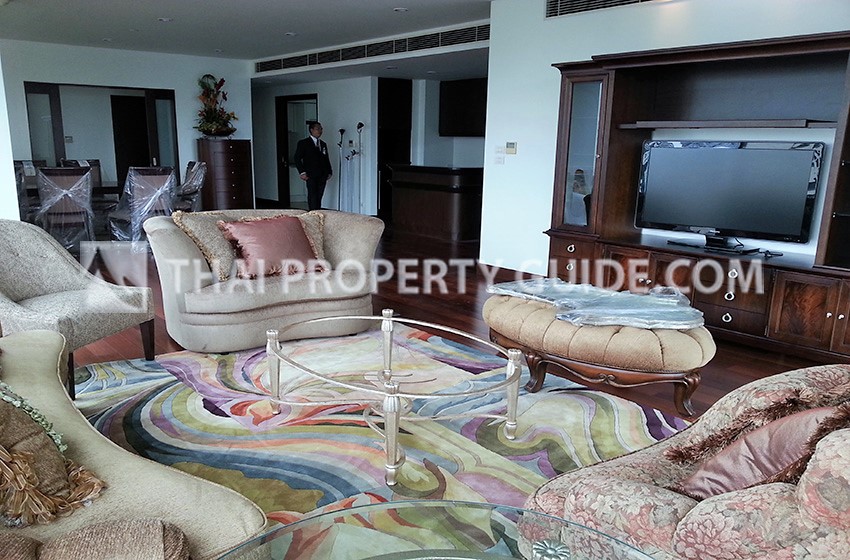 Condominium in Ploenchit 