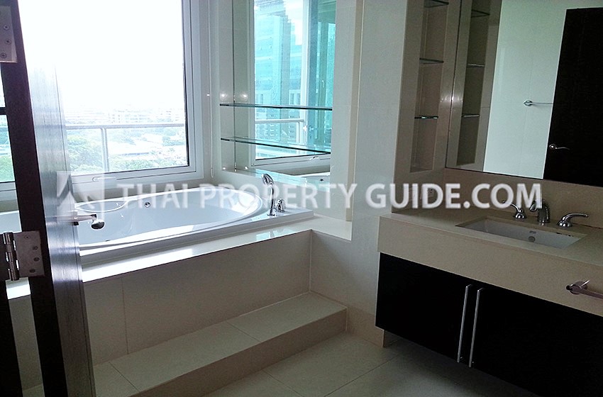 Condominium in Ploenchit 