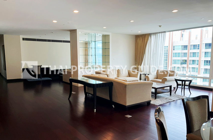 Condominium in Ploenchit 