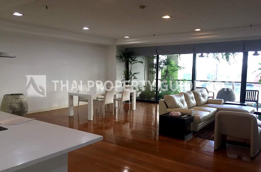 Condominium in Ploenchit