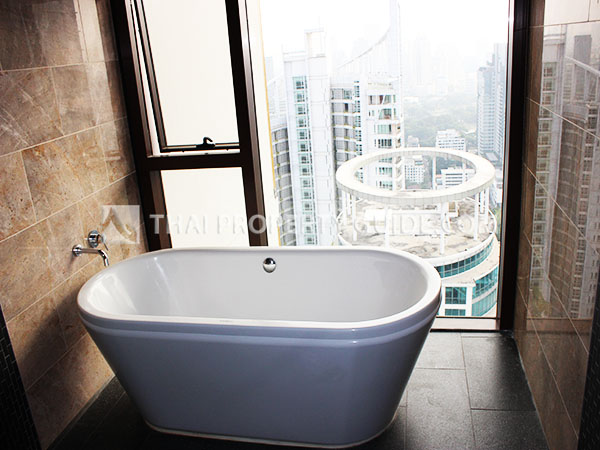 Condominium in Ploenchit : Hansar Rajdamri 