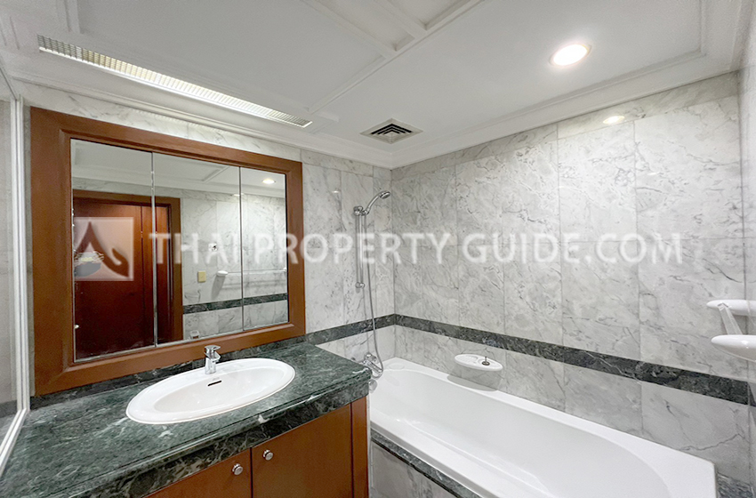 Condominium in Ploenchit 