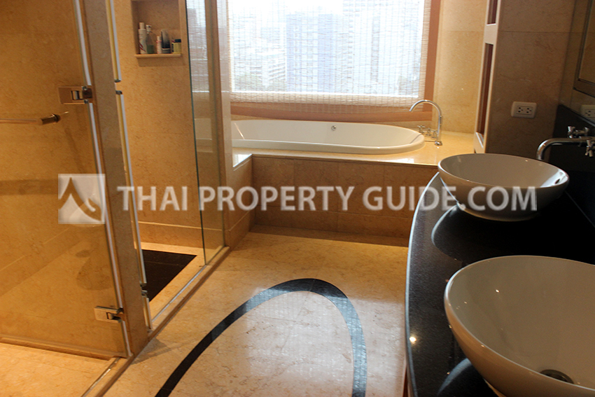 Condominium in Ploenchit 
