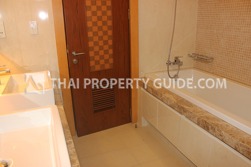 Condominium in Ploenchit 