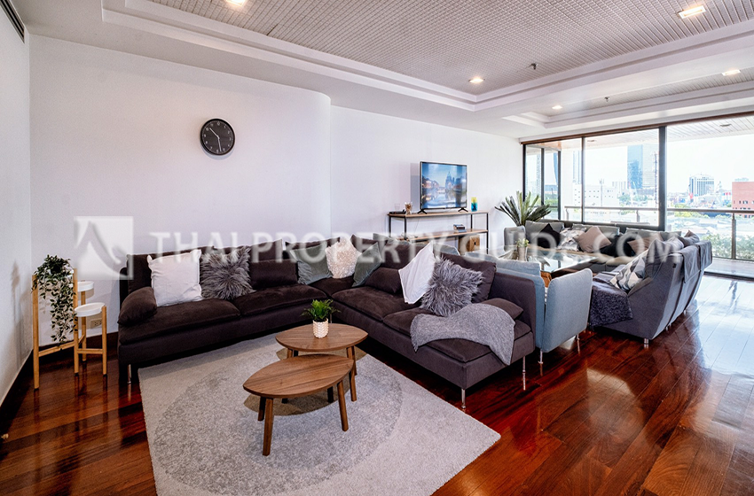Condominium in Ploenchit 