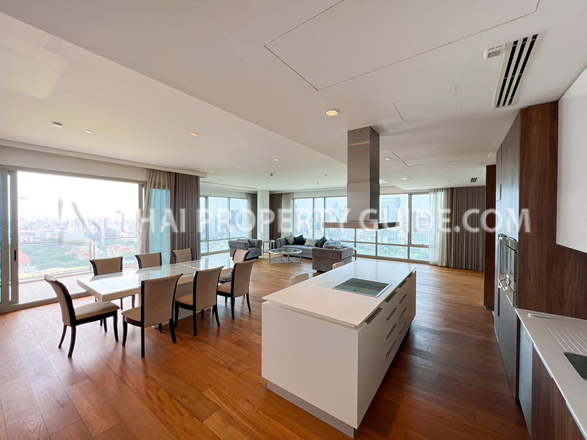Condominium in Ploenchit