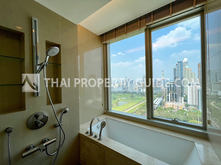 Condominium in Ploenchit 
