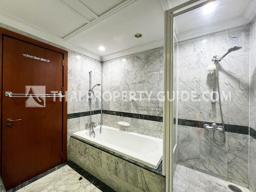 Condominium in Ploenchit 