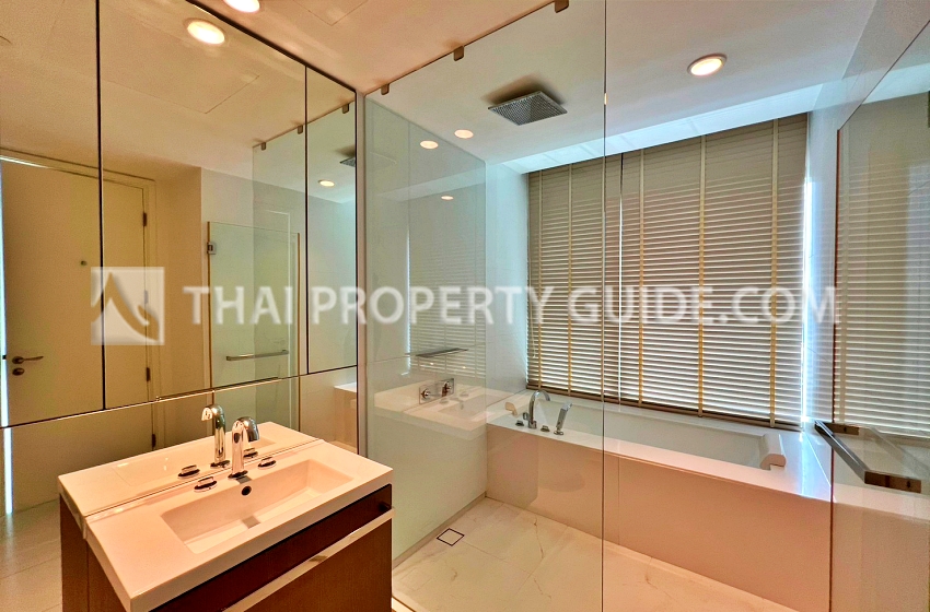 Condominium in Ploenchit 