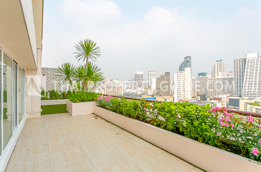 Condominium in Ploenchit 