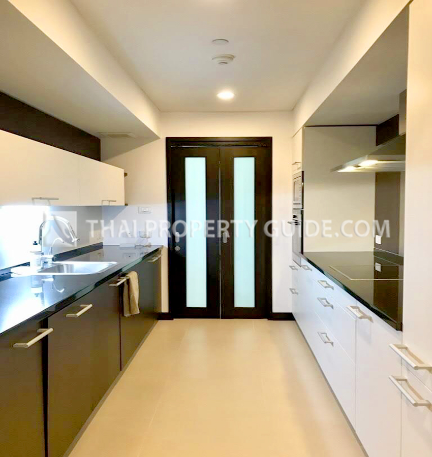 Condominium in Ploenchit 