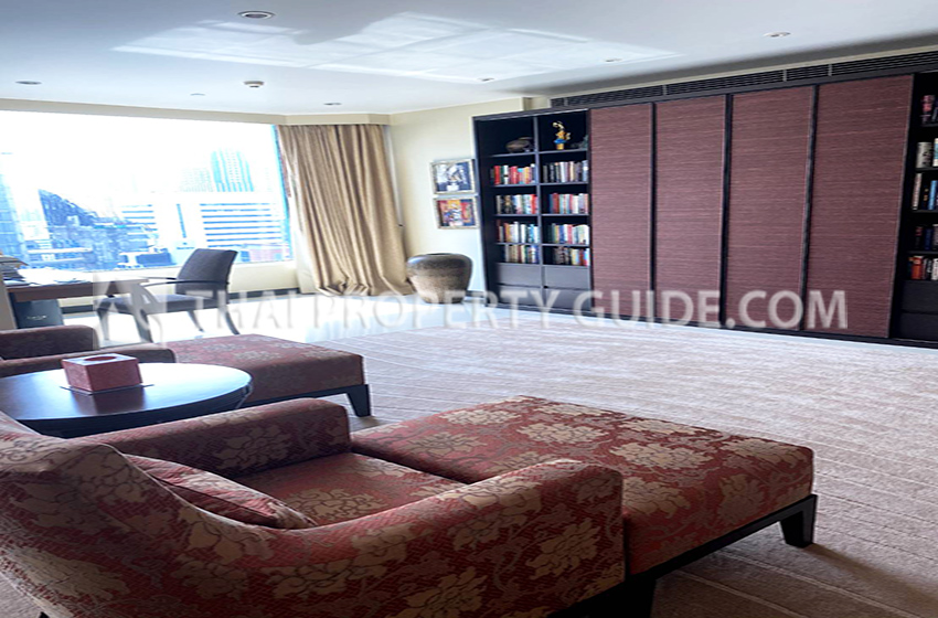Condominium in Ploenchit 