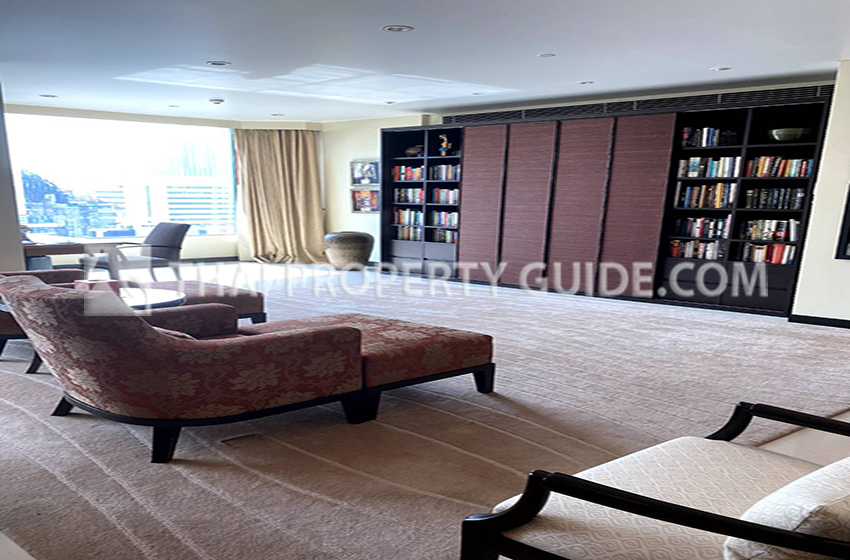 Condominium in Ploenchit 