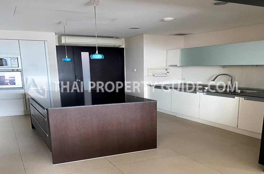 Condominium in Ploenchit 