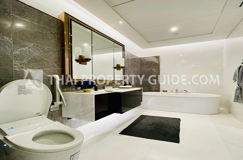 Condominium in Ploenchit 