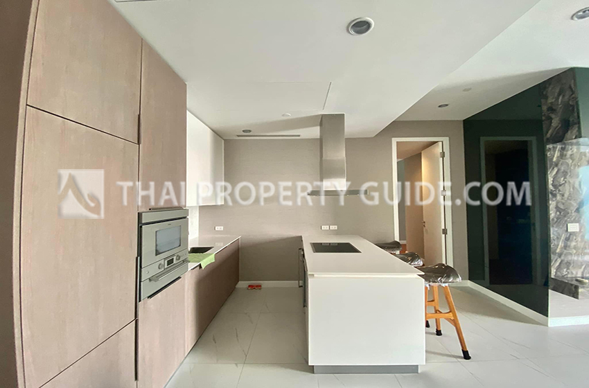 Condominium in Ploenchit 