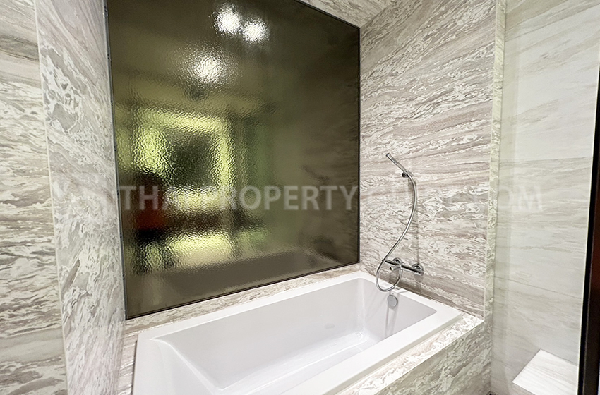Condominium in Ploenchit 