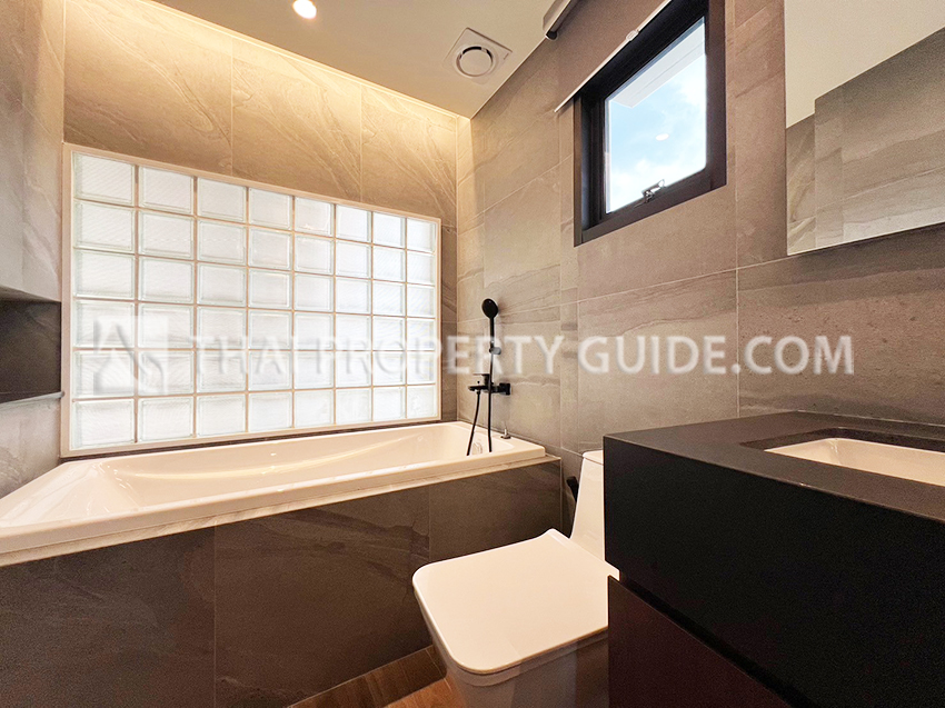 Condominium in Ploenchit 