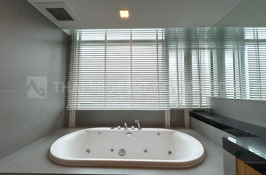 Condominium in Ploenchit : Athenee Residence 