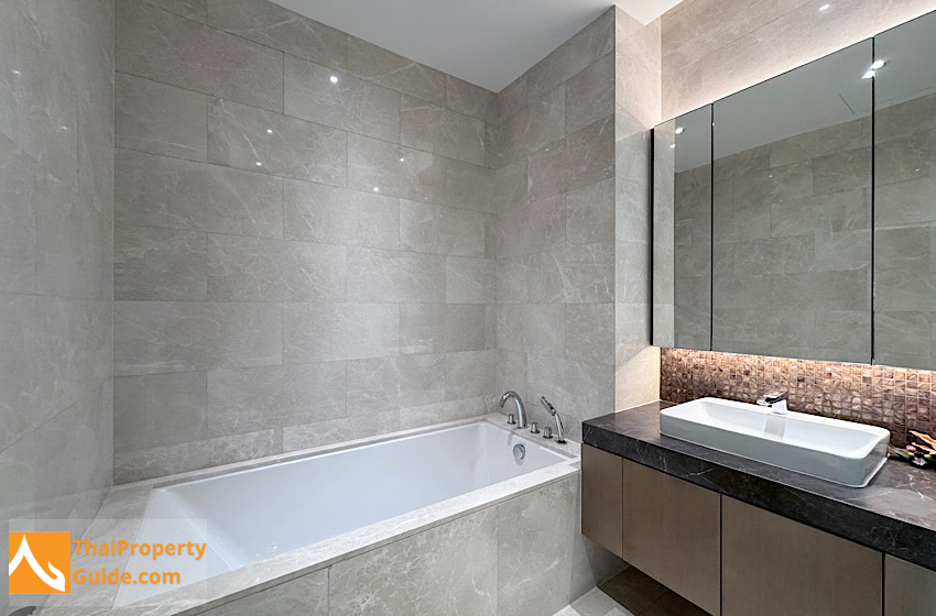 Condominium in Ploenchit : Magnolias Ratchadamri 