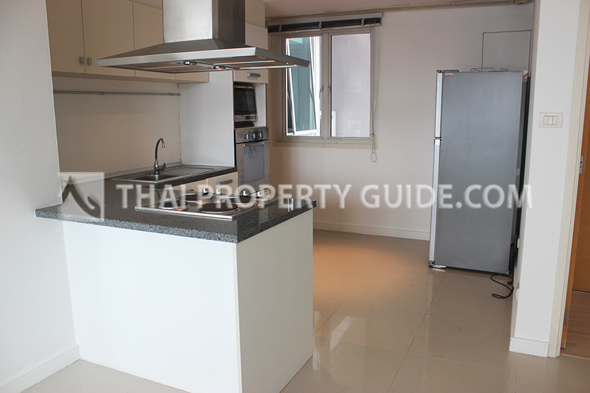 Condominium in Sukhumvit : FullerTon Condominium 