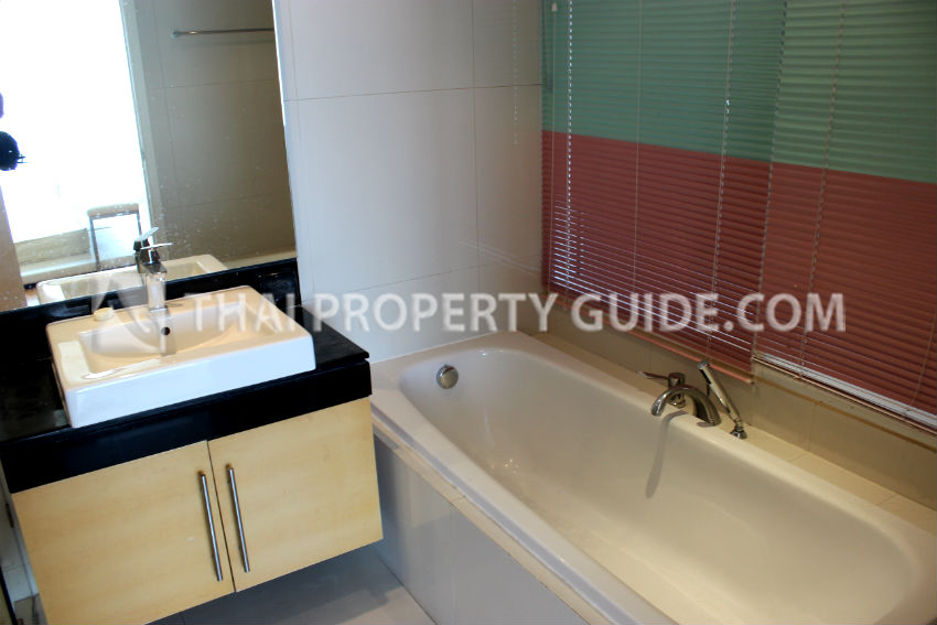 Condominium in Sukhumvit : FullerTon Condominium 