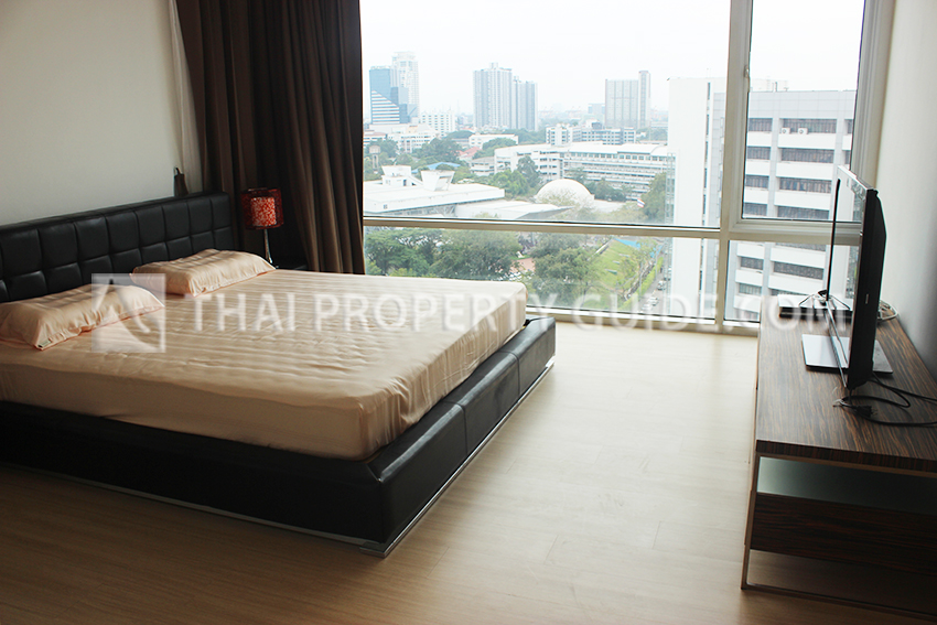 Condominium in Sukhumvit : FullerTon Condominium 