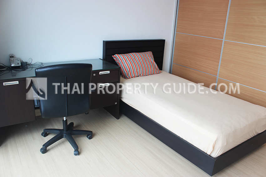 Condominium in Sukhumvit : FullerTon Condominium 