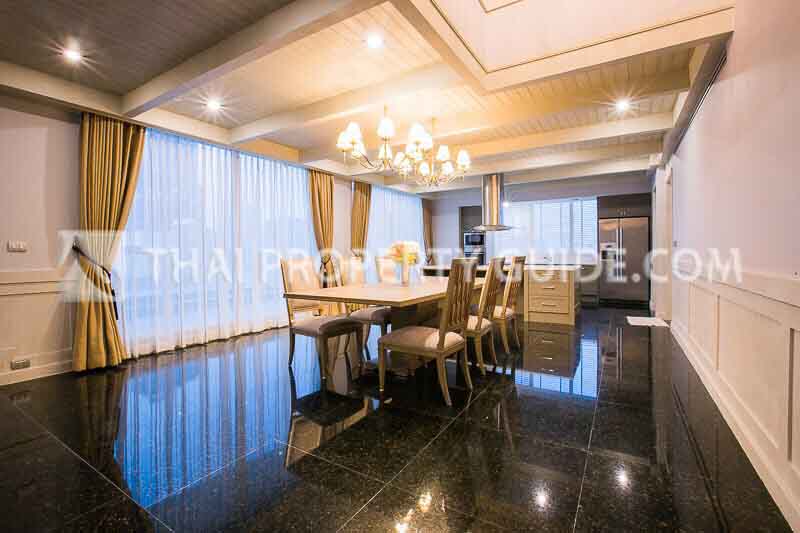 Condominium in Sukhumvit : Le Raffine 31 