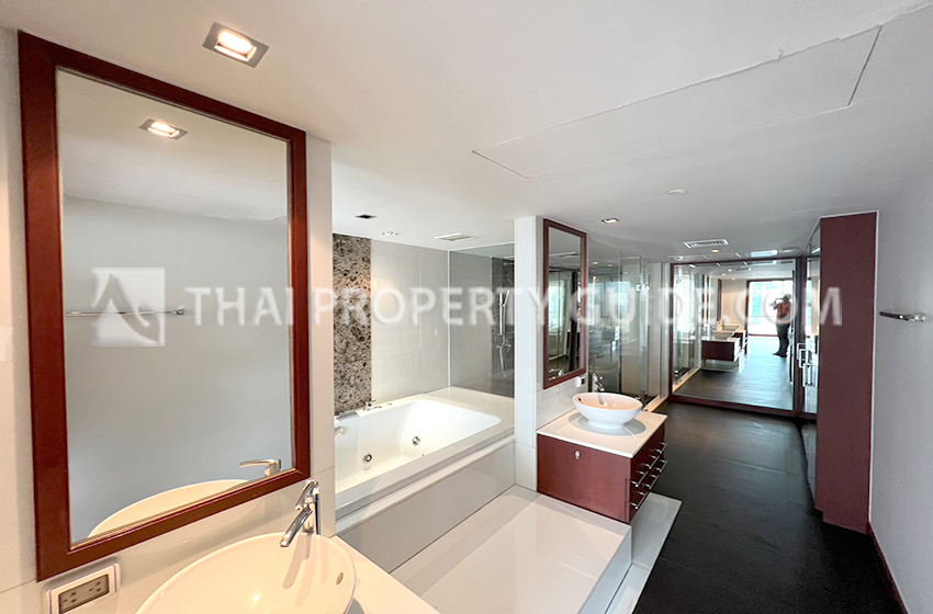 Condominium in Sukhumvit : Le Raffine 31 