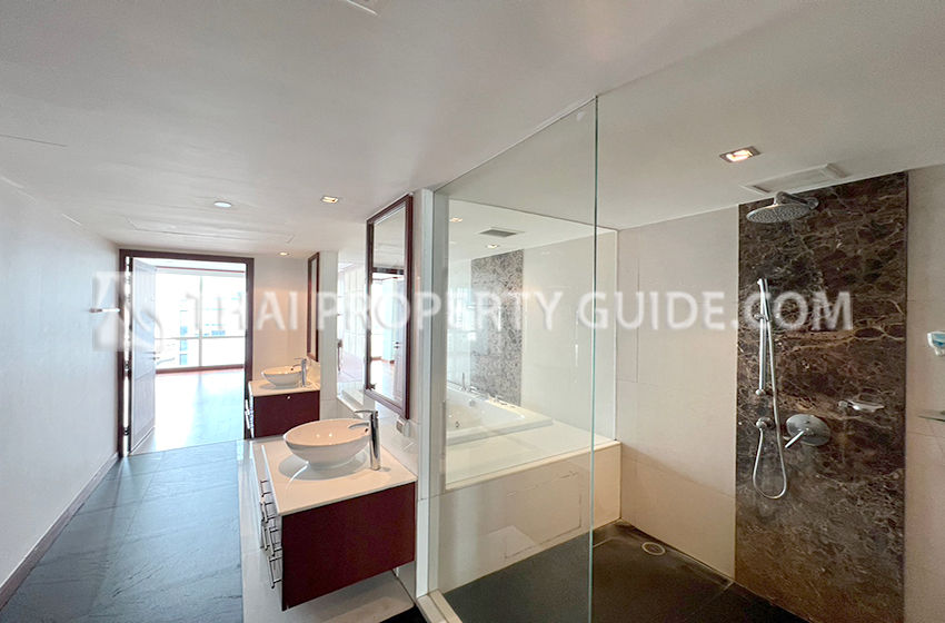 Condominium in Sukhumvit : Le Raffine 31 