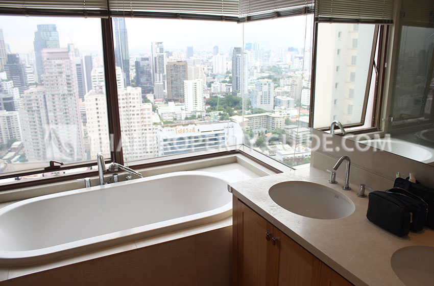 Condominium in Sukhumvit : The Emporio Place 