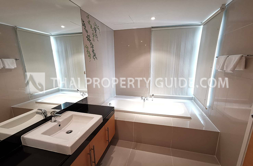 Condominium in Sukhumvit : FullerTon Condominium 