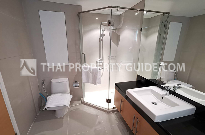 Condominium in Sukhumvit : FullerTon Condominium 