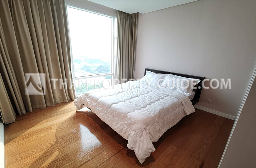 Condominium in Sukhumvit : FullerTon Condominium 
