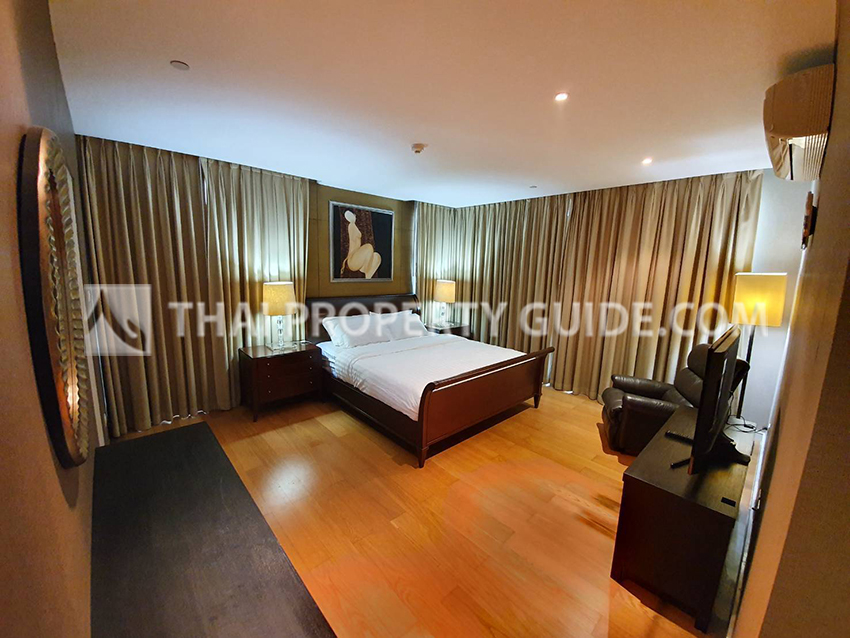 Condominium in Sukhumvit : FullerTon Condominium 