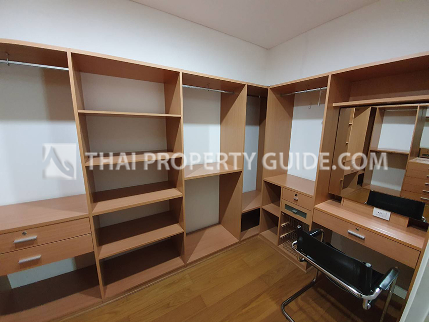Condominium in Sukhumvit : FullerTon Condominium 