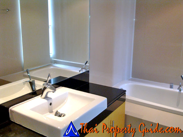 Condominium in Sukhumvit : FullerTon Condominium 
