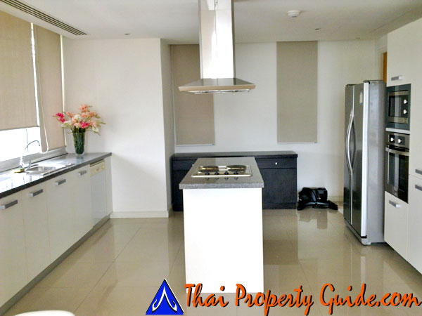 Condominium in Sukhumvit : FullerTon Condominium 