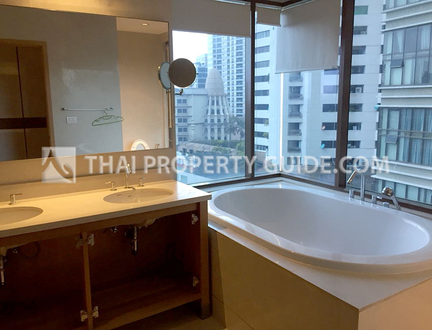 Condominium in Sukhumvit : The Emporio Place 