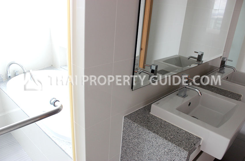 Condominium in Sukhumvit : Millennium Residence 