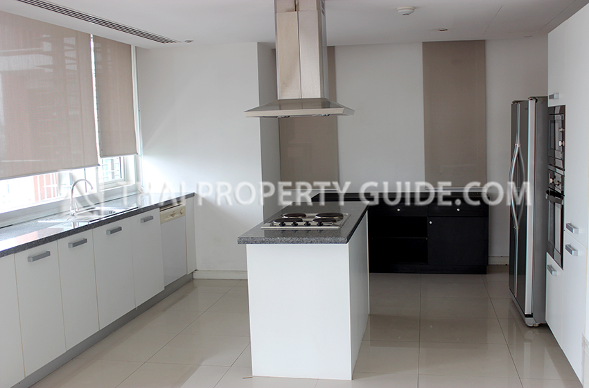 Condominium in Sukhumvit : FullerTon Condominium 