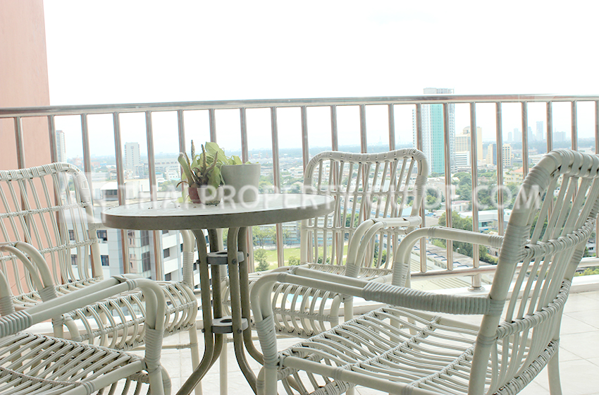 Condominium in Sukhumvit : FullerTon Condominium 